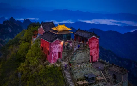 武当山金殿神灯，六百年从未熄灭！此外金殿还有三大奇观